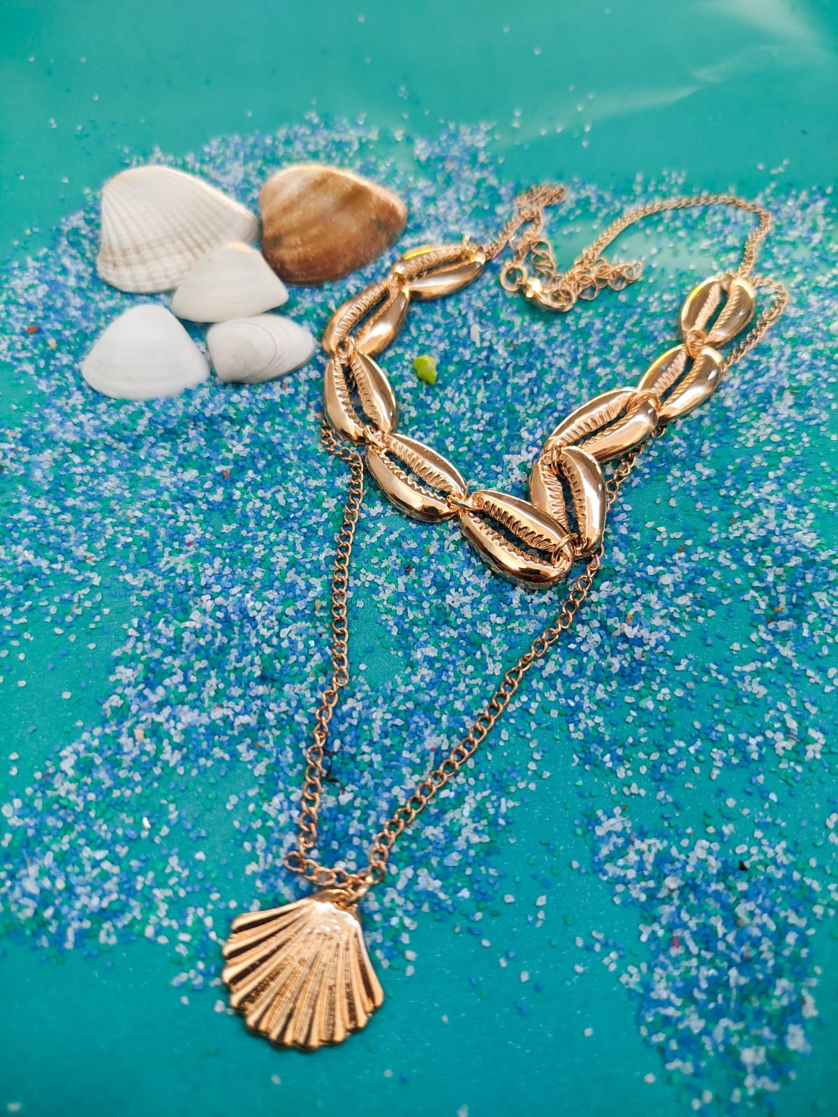Estilo que abraça o pescoço com atitude e frescor!
Os chokers são a cara do verão: autênticos, vibrantes e cheios de personalidade. Combine com outros acessórios ou use sozinho para destacar o seu brilho natural🌞🐚